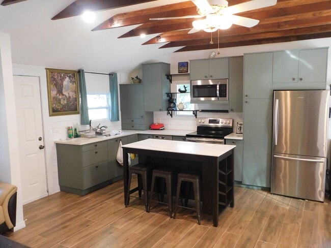 Building Photo - Beautifully Remodeled South side Cottage N...
