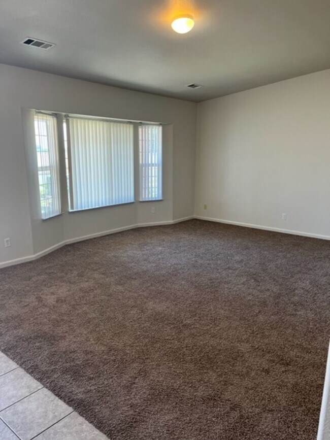 Building Photo - 4 BR 2 Bath Riverdale Home AVAILABLE NOW!