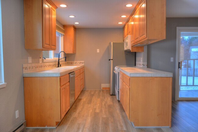 Building Photo - Beautiful Upper South Hill Condo