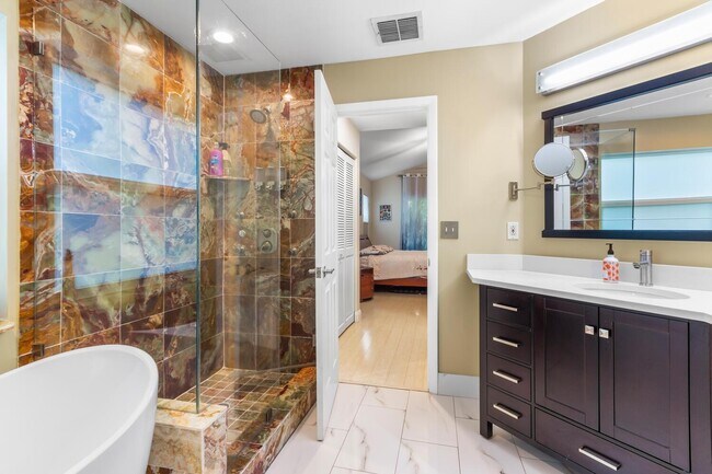 Building Photo - 9210 Oak Grove Cir
