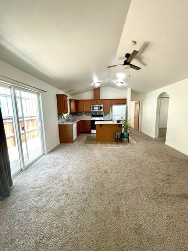 Building Photo - Single level home in NE Bend, close to sho...