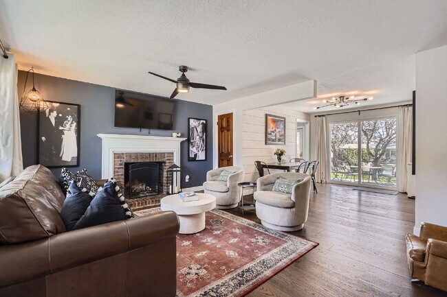 Foto del edificio - Available September! Charming House for rent in the Crest Club neighborhood!