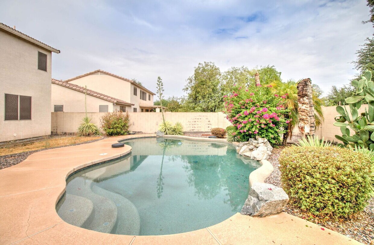 Foto principal - 2026 E County Down Dr