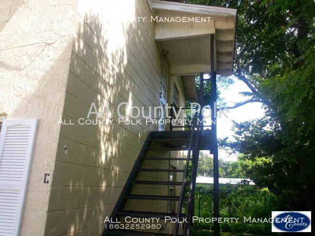 Building Photo - 2 Bedroom 1 Bathroom Upstairs Apartment