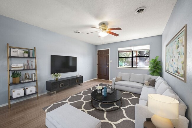 Building Photo - Cute Townhome