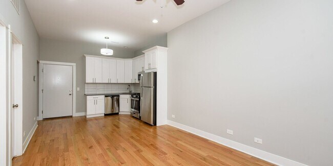 Foto del edificio - Updated, Spacious 1bd/1bth Ukrainian Village, Avail 7/1!