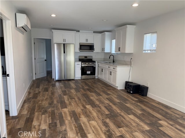 Building Photo - 523 W 78th St