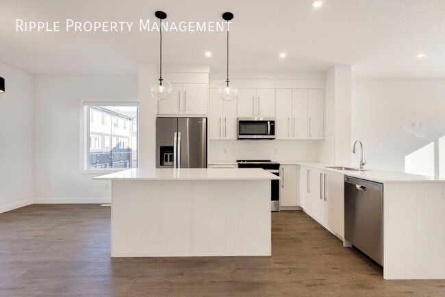 Photo du bâtiment - AMAZING 4 BEDS/ 2.5 BATHS TOWNHOUSE WITH A...