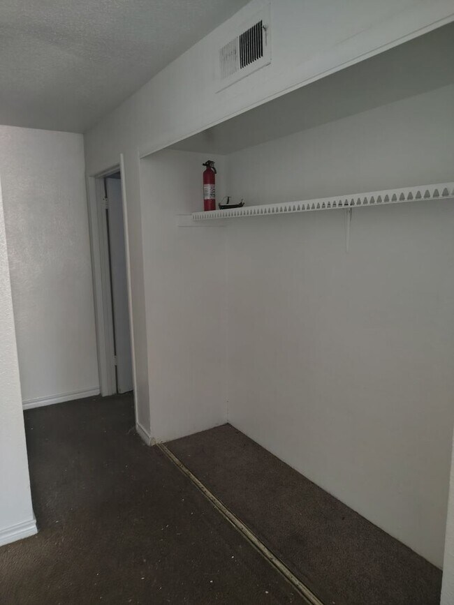 Building Photo - 5625 Antoine Dr