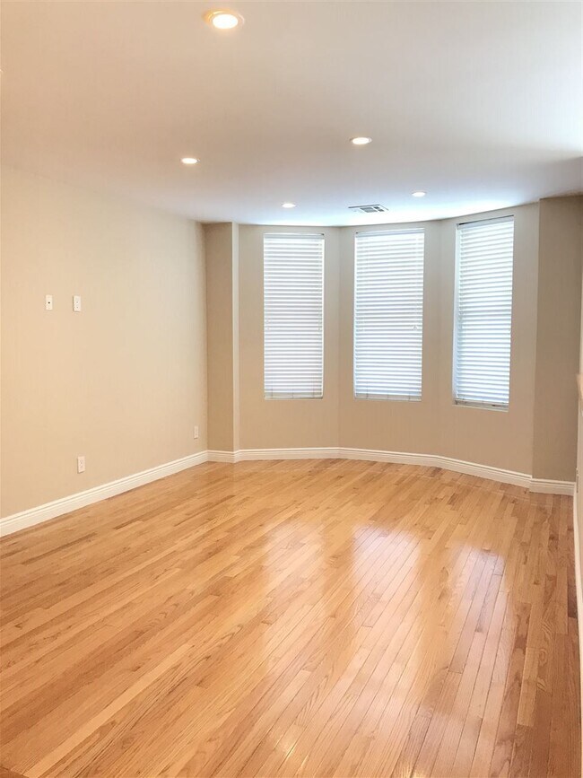 Foto del edificio - 102 Manhattan Ave