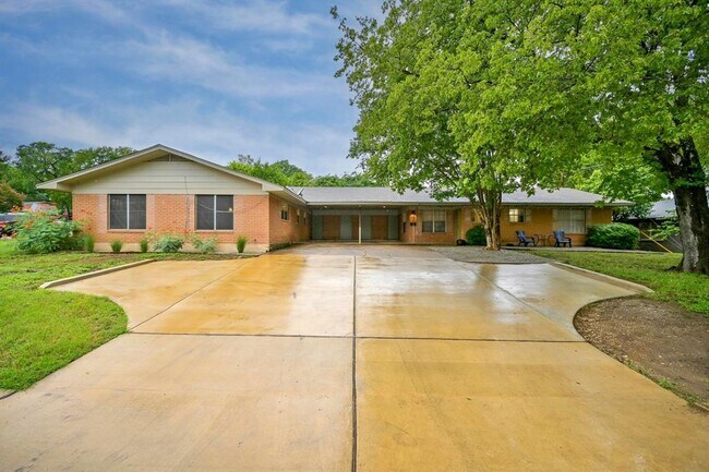 Foto del edificio - 2110 Bluebonnet Ln