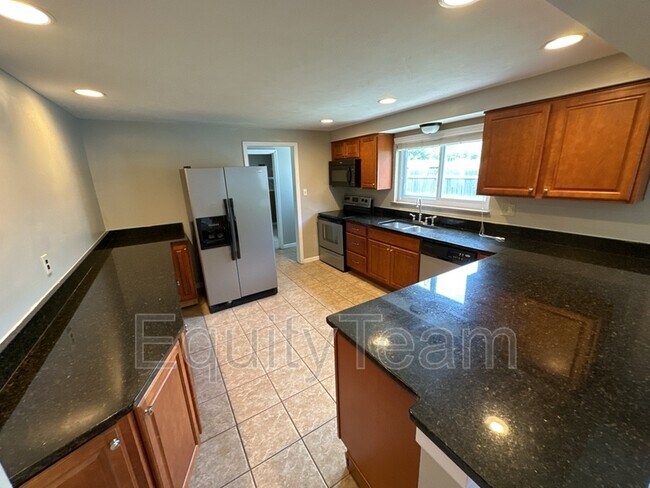 Building Photo - 424 Monte Dr