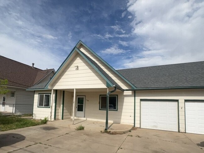 Foto del edificio - Fully Renovated 3 Bed 2.5 Bath Townhome w/ 1 Car Garage & Yard!