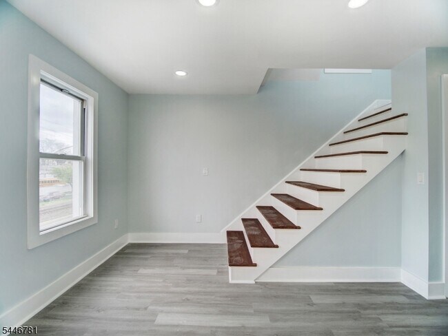 Foto del edificio - 351 Railroad Ave
