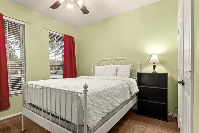 Foto del edificio - 2710 Golden Creek Ln