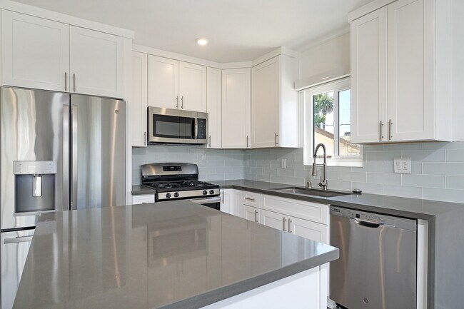 Building Photo - 1527 Granville Avenue, Unit 2BR