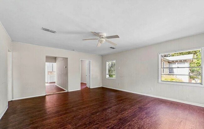 Building Photo - 210 E 65th St