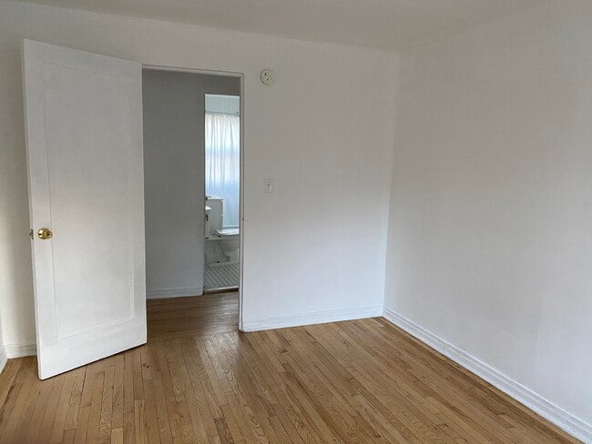 Building Photo - 5 Clarmore Dr