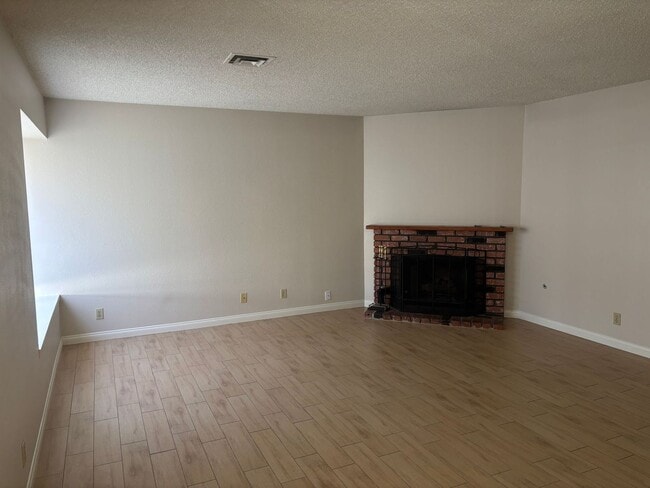 Building Photo - Charming single-story 3 Bed 2 Bath Green V...