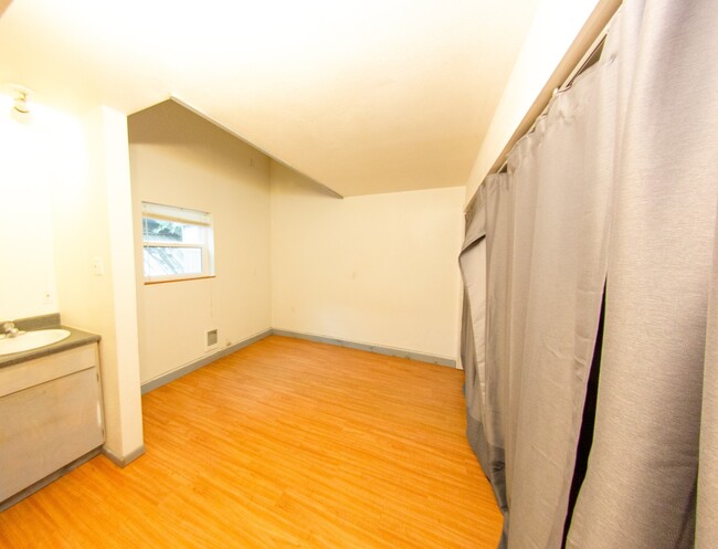 Building Photo - 1 Bedroom 2 Bathroom Accessory Dwelling Un...