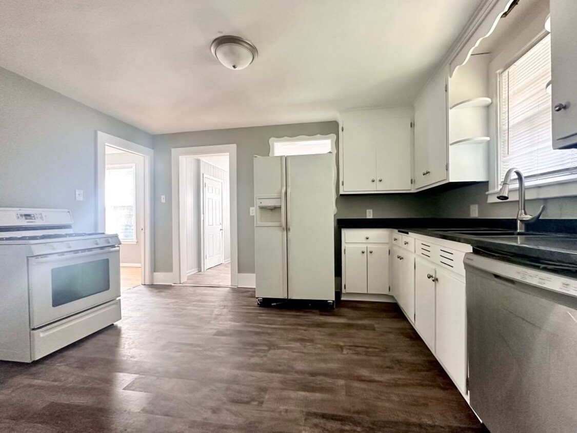 Primary Photo - Amazing 5 Bedroom, 1 Bath house for rent!!