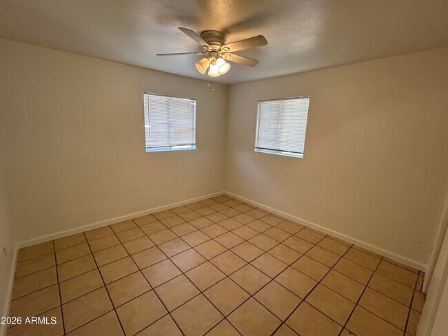 Foto del edificio - 114 W Riley Dr