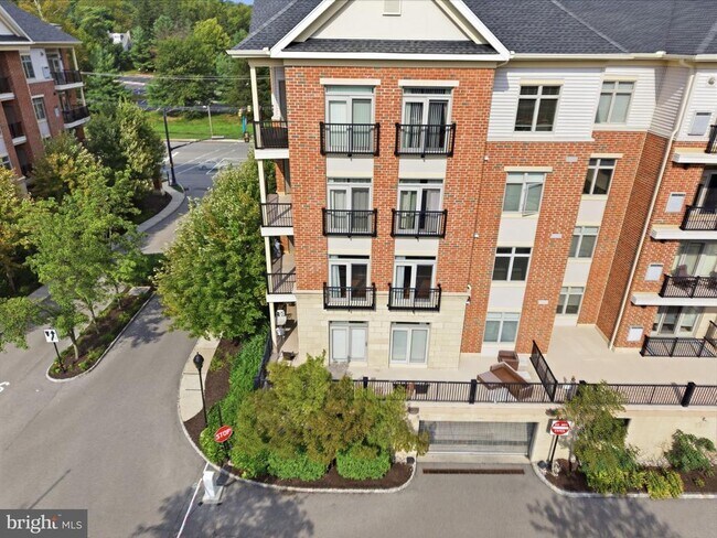 Building Photo - 301 Carson Terrace