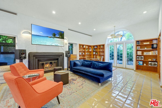 Building Photo - 516 N Beverly Dr