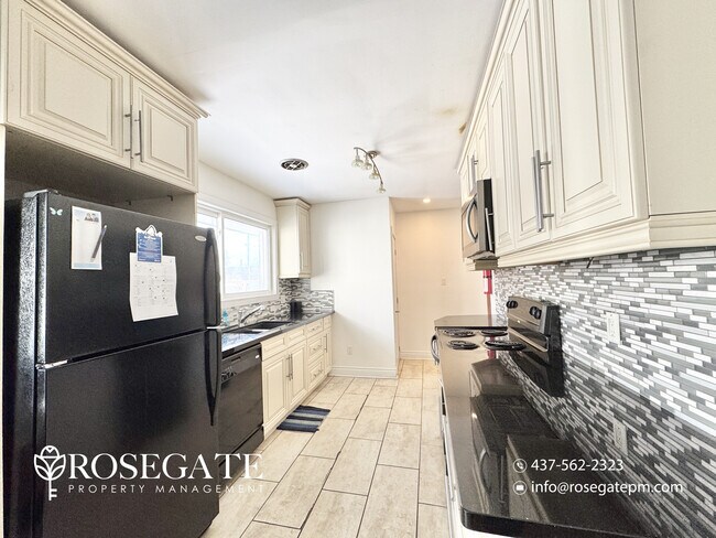 Building Photo - Charming 2-Bedroom Detached Home with Fireplace & Backyard Deck in Oshawa