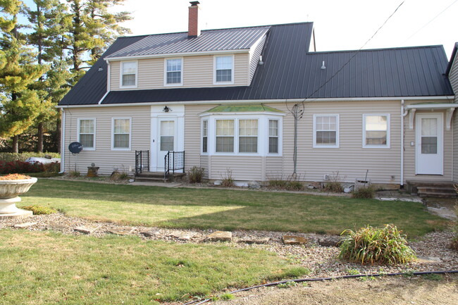 Building Photo - 1878 Bloomington Rd
