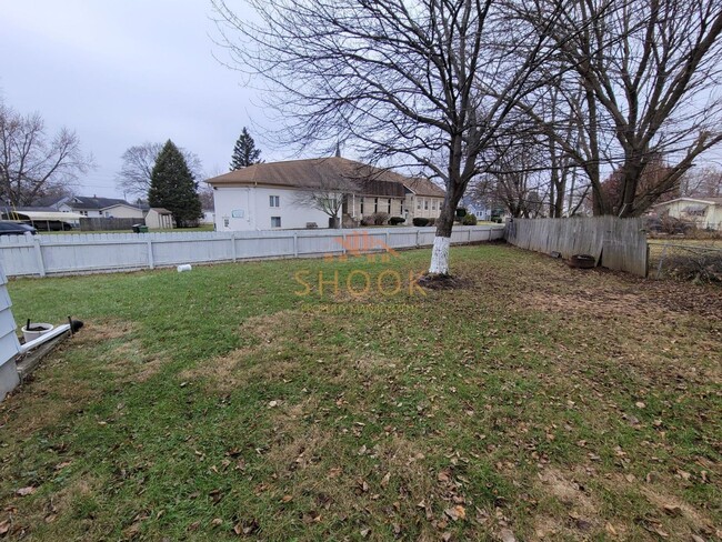 Building Photo - CENTRALLY LOCATED 3BR HOME