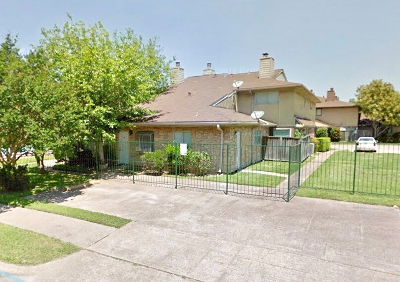 Foto principal - 8022 Sands Point Dr