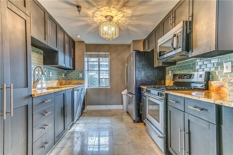 Foto principal - 374 East Paces Ferry Rd NE