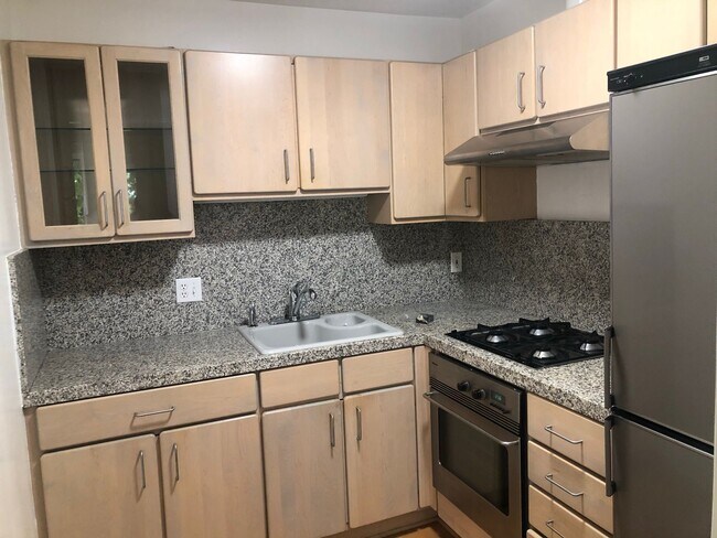 Foto del edificio - 31567 Lindero Canyon Rd