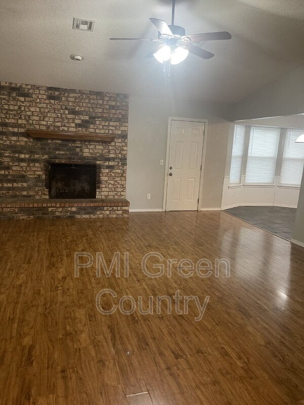 Building Photo - 2813 E Oakridge St
