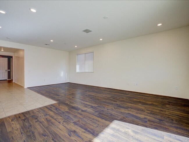 Building Photo - 4 Bedroom 2.5 Bathroom