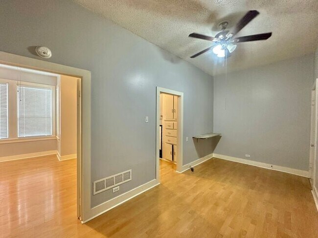 Foto del edificio - 1 Bed 1 Bath at Broadway Apartments! All B...