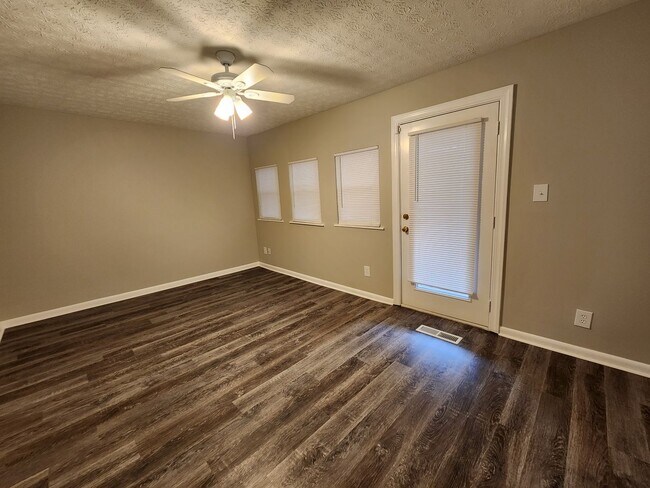 Foto del edificio - Maryville 37804 - 2 bedroom, 1.5 bath town...