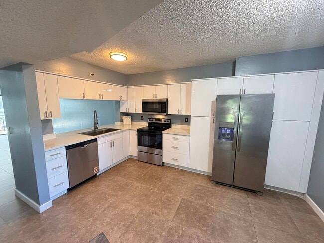 Building Photo - 2202 S Cypress Bend Dr