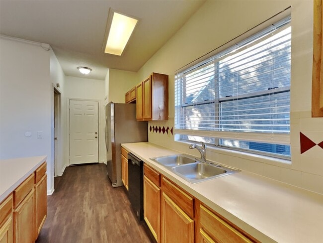 Building Photo - 2911 Linda Dr