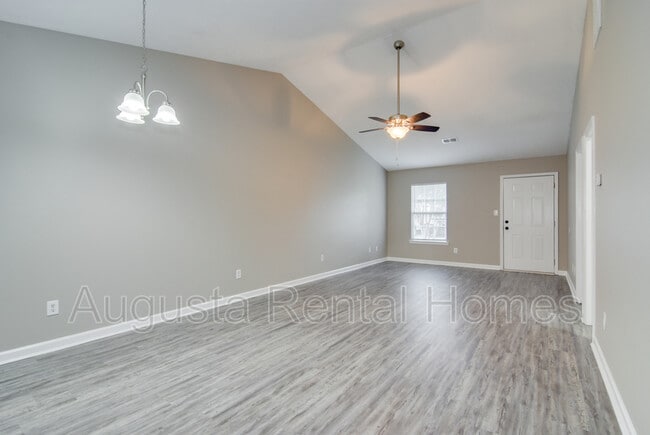 Building Photo - 525 Edgecliff Ln