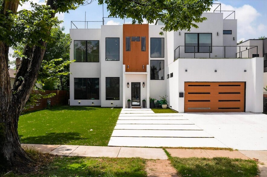 Primary Photo - 3946 N Cresthaven Rd