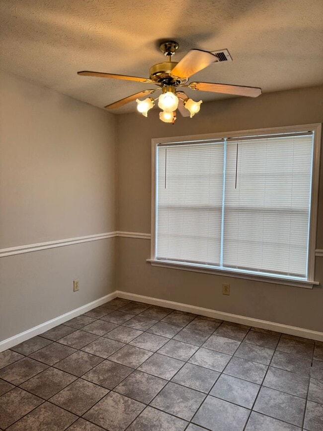 Foto del edificio - Duplex in Harmon Available Now! Updated in...