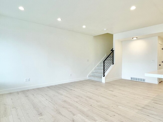 Building Photo - Exclusive Luxury Townhome at Dimple Dell!
