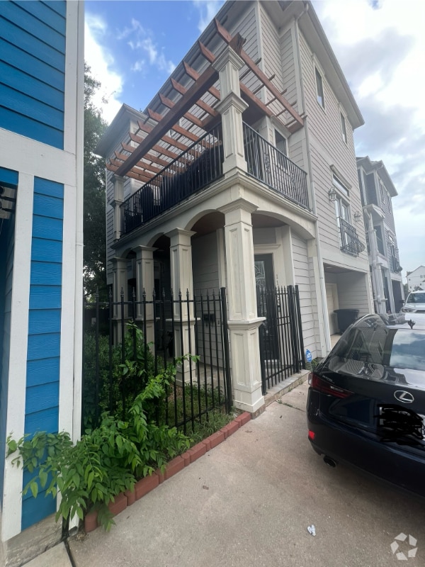 Building Photo - 1126 W 23rd St
