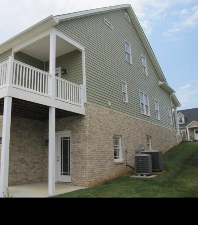 Building Photo - 1125 Cranberry Ct