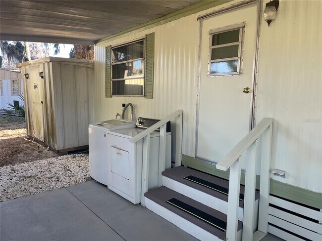 Foto del edificio - 1079 NW 7th Blvd