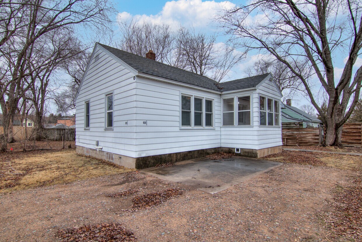 Primary Photo - 925 Cedar St
