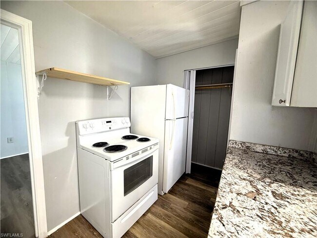 Foto del edificio - 8239 Suncoast Dr