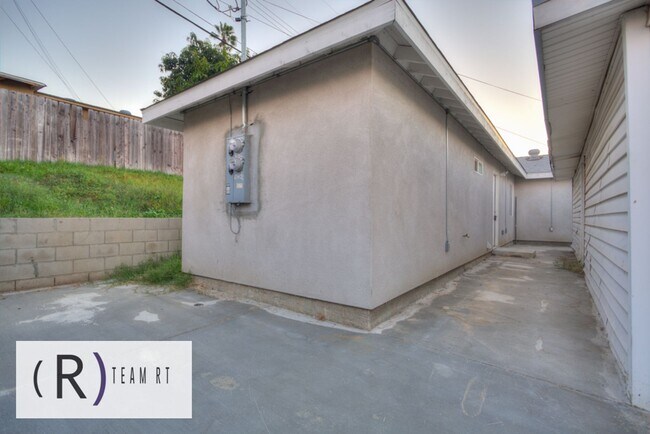 Building Photo - A Sleek Urban Newly Renovated 2 Bedroom 2 ...